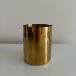 Gold vase container